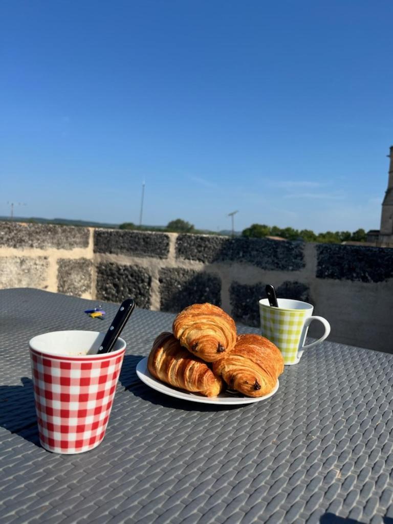 INSOLITE La Tour des Templiers Montfrin Extérieur photo